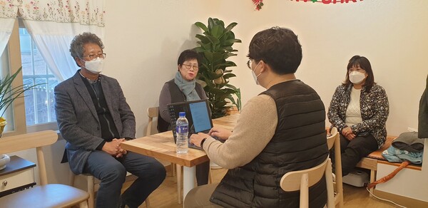  ▲인터뷰 중인 김바울 선교사, 주미영 선교사(왼쪽부터).