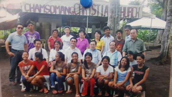▲2008년 텐트 교회로 시작된 필리핀 참소망교회. 두 번째 줄 왼쪽에서 세 번째가 정윤교 선교사.