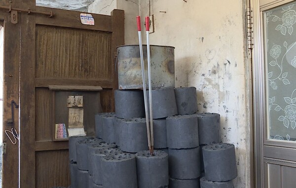  ▲백사마을 주민들은 하루 대여섯 장의 연탄이 있어야 추위를 견딜 수 있다. 하지만 올해는 이마저도 부족한 상황이다.ⓒ데일리굿뉴스