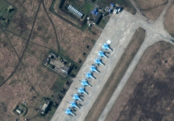  ▲13일(현지시간) 우크라이나와 국경을 접한 러시아 서남부 크라스노다르의 공군기지에 배치된 신형 Su-34 전투기들을 촬영한 위성 사진. 러시아군은 우크라이나를 3면에서 포위한 형태로 병력과 장비를 집결시키고 훈련을 벌여 양국 간 긴장이 고조되고 있다.(사진출처=연합뉴스)