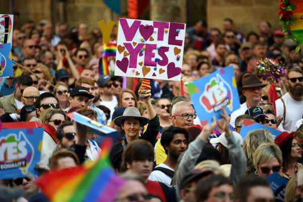 ▲2017년 호주에서 수만명의 동성애 옹호론자들이 동성결혼 합법화를 위한 거리행진을 벌였다.(사진출처=연합뉴스)
