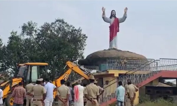 ▲인도 카르나타카 주 정부에 의해 철거되기 전 6m 높이의 예수상이 서 있다.(사진출처=유튜브 화면 캡처)