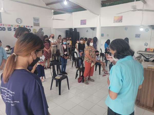  ▲필리핀 다같이교회에서 예배순서를 교인들이 맡도록 훈련시키고 있다. 사진은 다같이교회 예배 모습. ⓒ데일리굿뉴스