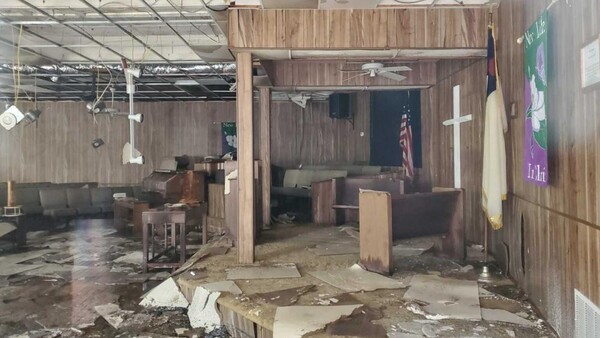 ▲화재 후 심각한 피해를 입은 교회 예배당 모습.(사진출처=Second Baptist Church 페이스북)