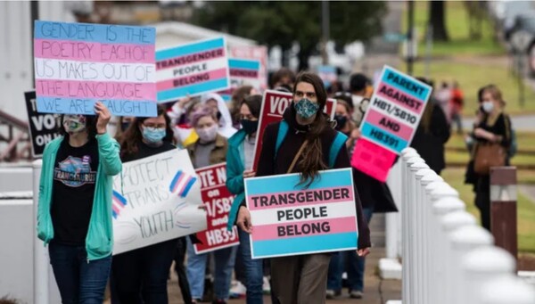 ▲지난해 3월 미국 앨라배마주에서 열린 시위 참가자들이 트랜스젠더의 권리를 보호해달라는 플래카드를 들고 행진하고 있다.(사진출처=연합뉴스)
