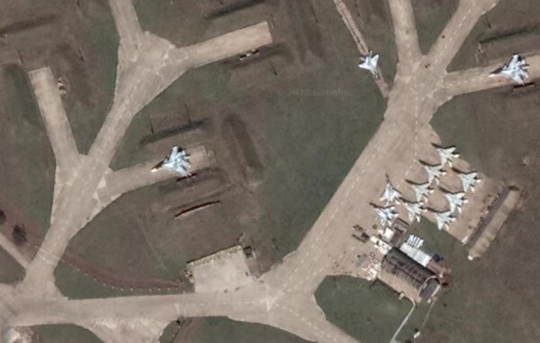 ▲러시아 서부 쿠르스크 지역 군사시설에 전투기가 배치된 모습(사진출처=연합뉴스)