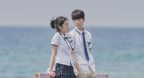 ▲드라마 '우리들의 블루스'에 등장하는 고교생 커플.(tvN 제공)