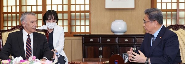  ▲박진 외교부 장관이 12일 서울 종로구 도렴동 외교부 청사에서 필립 골드버그 신임 주한 미국대사를 만나 대화를 나누고 있다. (사진출처=연합뉴스)