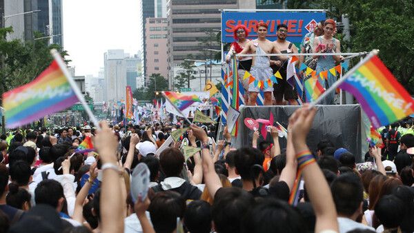 ▲서울광장 퀴어축제 퍼레이드 모습.(사진출처=연합뉴스)