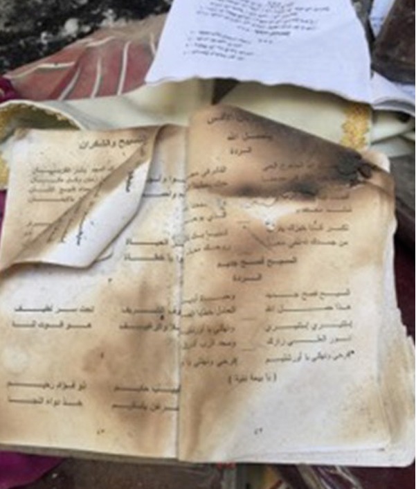 ▲ IS의 습격을 받은 니느웨 평원 한 교회에서 발견된 타다 남은 성경 (사진 제공=한국 순교자의소리)