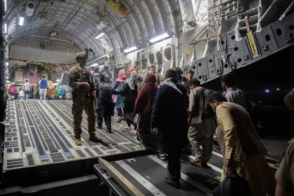 ▲지난해 8월 22일(현지시간) 아프가니스탄 수도 카불의 하미드 카르자이 국제공항에서 미군이 경비를 서는 가운데 국외로 탈출하려는 아프간 난민들이 미 공군 C-17 수송기에 오르고 있다.(사진출처=연합뉴스)