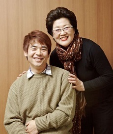   ▲엄해숙(오른쪽)-윤현중 씨 모자 ⓒ데일리굿뉴스