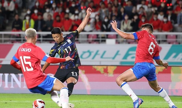   ▲ Hwang Hee-chan atira na partida de avaliação entre o time de futebol da Coreia do Sul e da Costa Rica que foi realizada no Complexo Esportivo de Goyang em 23 de setembro.  (Fonte da foto: Yonhap News)