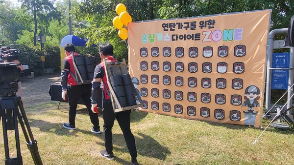 ▲1일 서울 노원구 백사마을에서 '2022 사랑의 연탄 300만 장 나눔' 재개식이 열렸다. ⓒ데일리굿뉴스