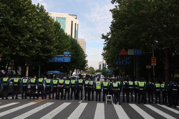 ▲ 경찰이 차량을 통제하는 모습. ⓒ데일리굿뉴스