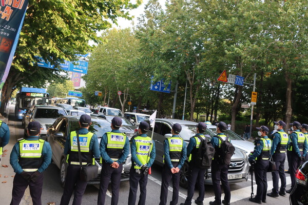 ▲ 경찰이 차량을 통제하는 모습. ⓒ데일리굿뉴스