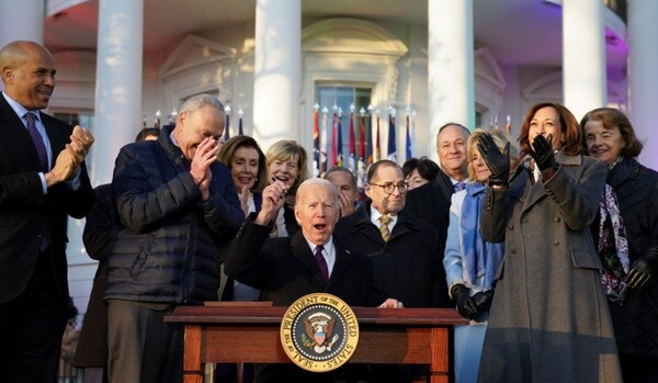 ▲조 바이든 미국 대통령이 13일(현지시간) 미국 워싱턴DC에 있는 백악관 사우스론에서 결혼존중법에 서명한 뒤 환호하고 있다.(사진출처=연합뉴스)
