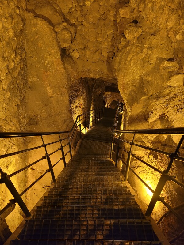  ▲히스기야 터널 입구로 가려면 가파른 계단을 따라 지하로 한참 내려가야 한다.ⓒ데일리굿뉴스