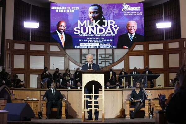 조 바이든 미국 대통령이 지난 15일(현지시간) 조지아주 애틀랜타 에벤에셀침례교회에서 열린 흑인 민권운동가 마틴 루터 킹 주니어 목사 기념 예배에서 연설하고 있다.(사진출처=연합뉴스)