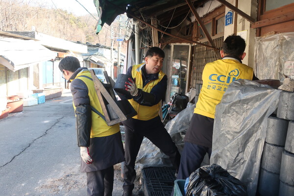▲한교연 소속 목사들이 연탄을 나르고 있다. ⓒ데일리굿뉴스