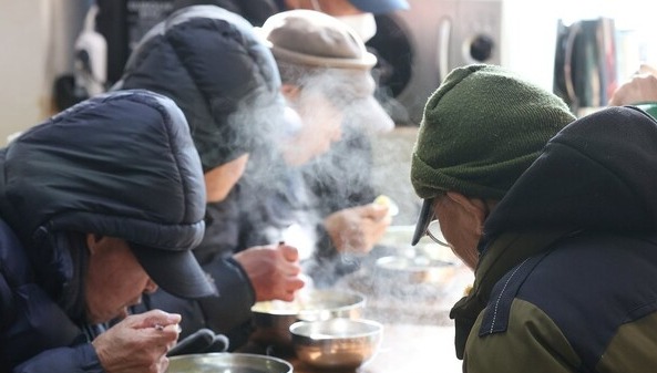 ▲무료급식소를 찾은 노인들이 식사하고 있다.(사진출처=연합뉴스)