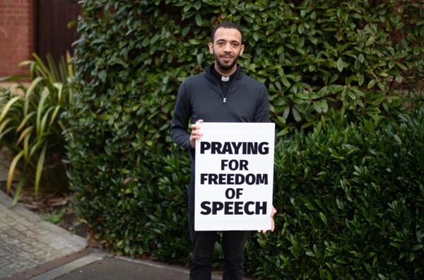 영국의 한 낙태클리닉 밖에서 기도한 혐의로 체포된 가톨릭 신부 션 고프.(사진출처= ADF UK)