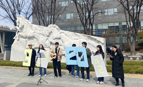 ▲숭실대학교 학생들이 개강예배를 홍보하기 위해 노방 찬양을 하고 있는 모습.