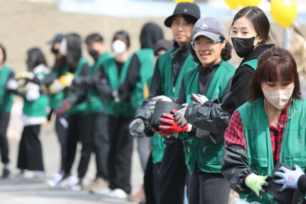 ▲25일 노원구 중계본동 백사마을에선 '2022년 연탄나눔 성료식'이 열렸다. ⓒ밥상공동체복지재단