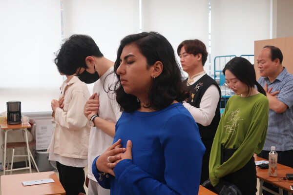 ▲강의실에서 예배하는 외대교회 성도들. ⓒ데일리굿뉴스