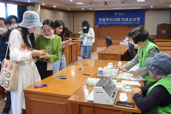 ▲처방받은 약을 받고 통역을 통해 복용 설명 듣는 외국인 유학생. ⓒ데일리굿뉴스