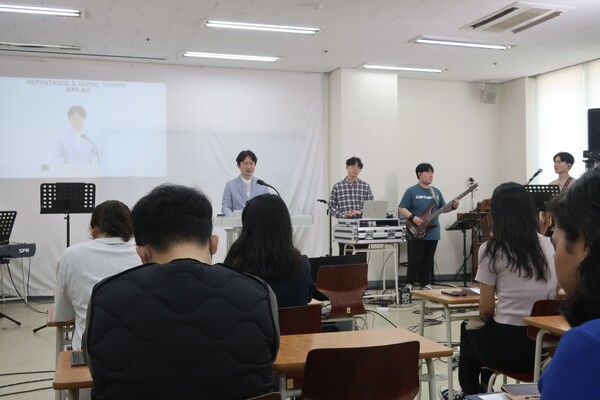 ▲외대교회는 매주마다 학군단 강의실을 빌려 예배하고있다. ⓒ데일리굿뉴스