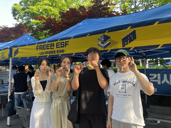 ▲숭실대학교 ESF 학생들이 직접 만든 키링을 보여주는 모습. ⓒ데일리굿뉴스