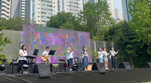 ▲이화여대 찬양밴드동아리 '새먼' 학생들이 손을 뻗어 관객들을 축복하며 찬양하고 있다. ⓒ데일리굿뉴스