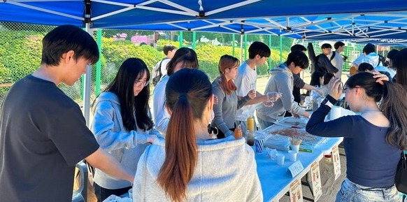 ▲학생들에게 음식을 제공하는 한세대학교 신학부 학생들.