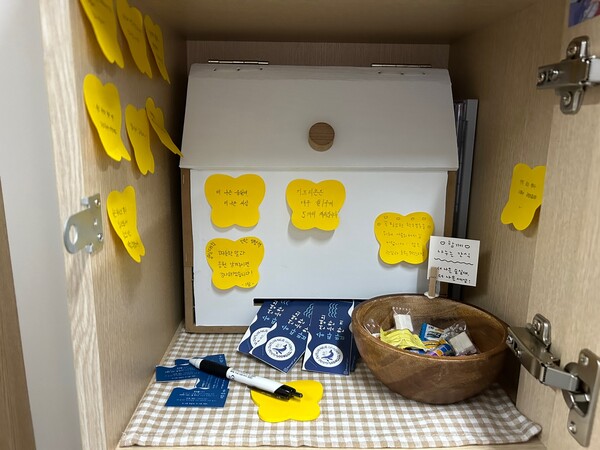 ▲'숭실대학교의선한영향력'이 교내 사물함에 마련한 '숭따밥' 식권함.  식권들과 간식, 응원의 메세지가 담겨있다. (사진제공=숭선영)