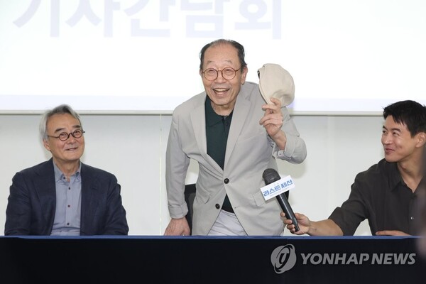 O ator Shin Goo cumprimenta o público na coletiva de imprensa da peça 