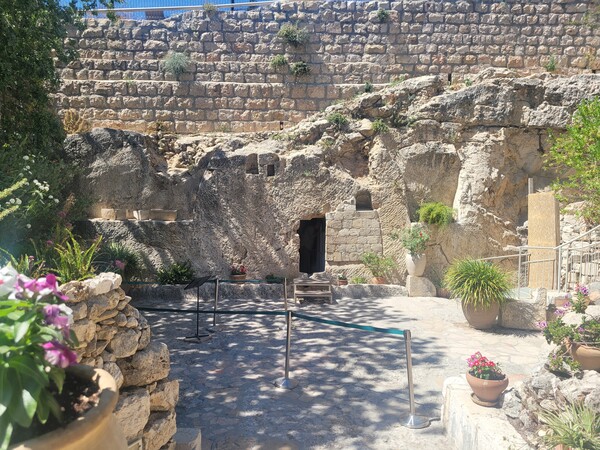 ▲일부 학자들은 성경에 근거해 정원 무덤과 스컬 힐이 골고다일 가능성이 높다고 주장한다. 사진은 예수 그리스도의 무덤으로 알려진 정원 무덤 ⓒ데일리굿뉴스