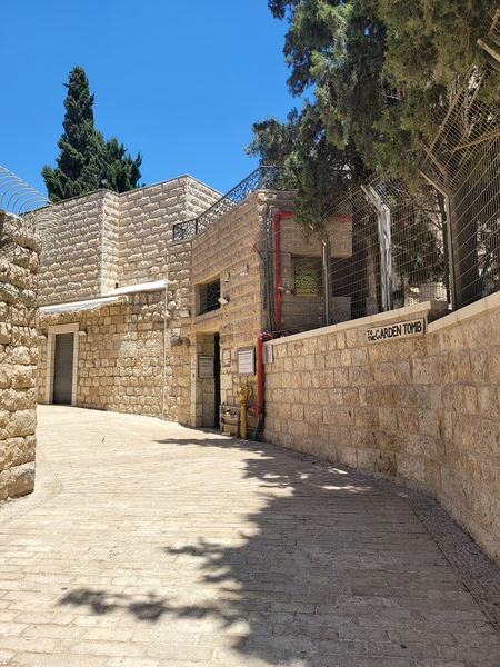  ▲정원 무덤 입구로 가는 길. '비밀의 화원'이 떠오른다.ⓒ데일리굿뉴스