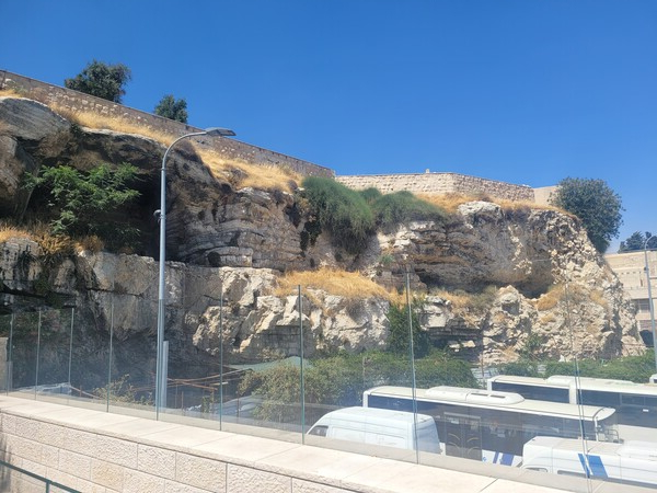  ▲정원무덤 지지자들은 스컬 힐이 예수 그리스도가 십가가에 달린 골고다라고 주장한다. 정원무덤 전망대에서 본 스컬 힐 모습 ⓒ데일리굿뉴스