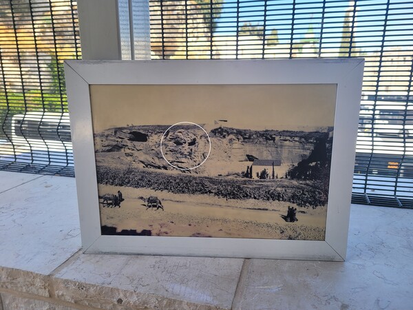  ▲정원 무덤 전망대에는 1900년 남쪽에서 찍은 스컬 힐 사진이 놓여있다. 흰 동그라미로 표시한 부분이 해골처럼 보인다.ⓒ데일리굿뉴스