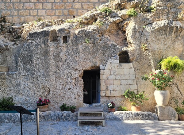  ▲예수 그리스도가 묻히고 부활한 장소로 알려진 정원 무덤. 사진은 무덤 입구 ⓒ데일리굿뉴스