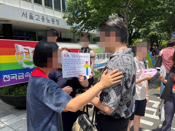 ▲2023 퀴어축제서 성공회 종교인이 기도하는 모습. ⓒ데일리굿뉴스