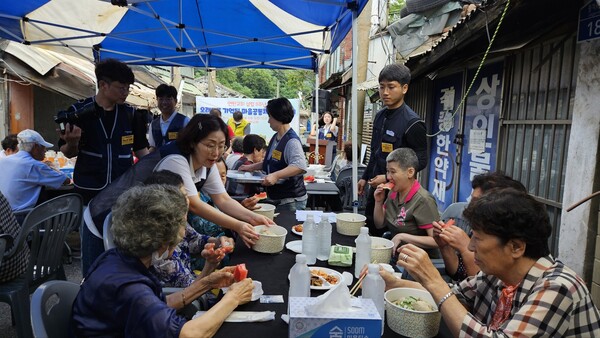 ▲연탄교회가 설립 8주년을 맞아 성도와 주민들에게 삼계탕을 나눠주고 있다.  ⓒ데일리굿뉴스