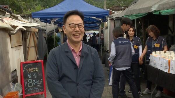 ▲연탄교회 설립 8주년을 맞아 기념예배가 열리기 전 GOODTV와 인터뷰하는 허기복 목사  ⓒ데일리굿뉴스