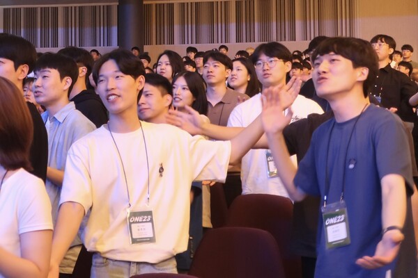 ▲IVF 수련회서 율동을 따라하고 있는 두 남학생. ⓒ데일리굿뉴스