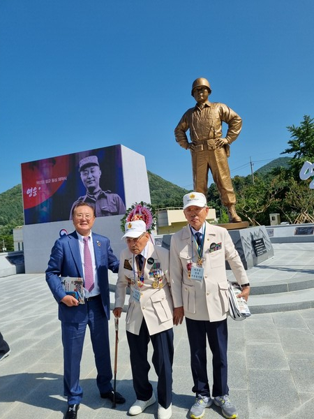이건수 한미동맹재단 명예이사장이 다부동 전투 참전용사들과 함께 백선엽 장군 동상 앞에서 기념 촬영을 하고 있다.