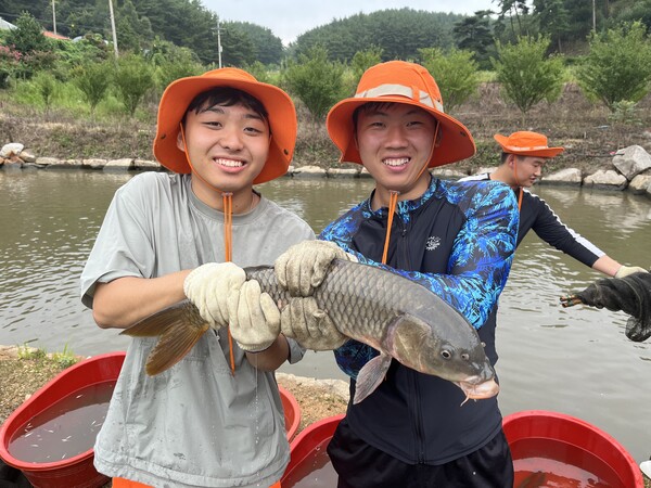  ▲물고기 잡기 체험을 하고 있는 로뎀나무국제대안학교 고려인 학생들.  ⓒ데일리굿뉴스