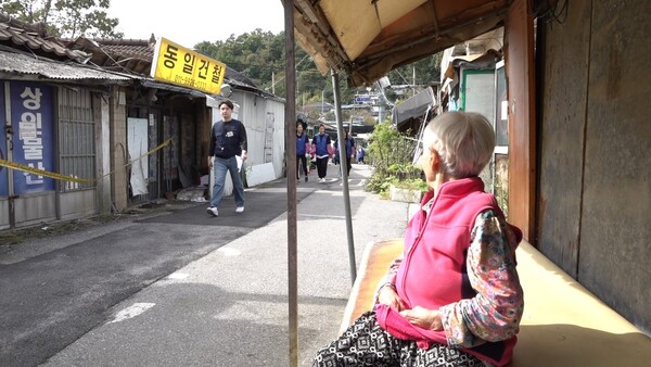 ▲7일 서울 노원구 중계본동 104마을에서 서울연탄은행이 '사랑의 연탄 300만장 나눔' 재개식을 열고 연탄 6000장을 나눴다. ⓒ데일리굿뉴스 