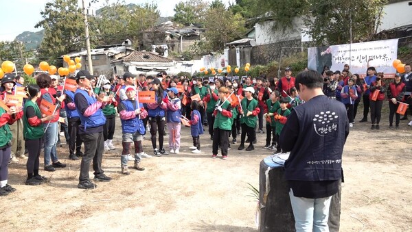 ▲7일 서울 노원구 중계본동 104마을에서 서울연탄은행이 '사랑의 연탄 300만장 나눔' 재개식을 열고 연탄 6000장을 나눴다. ⓒ데일리굿뉴스 