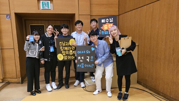 ▲복음상담소 운영을 위해 자원한 학생들. ⓒ데일리굿뉴스